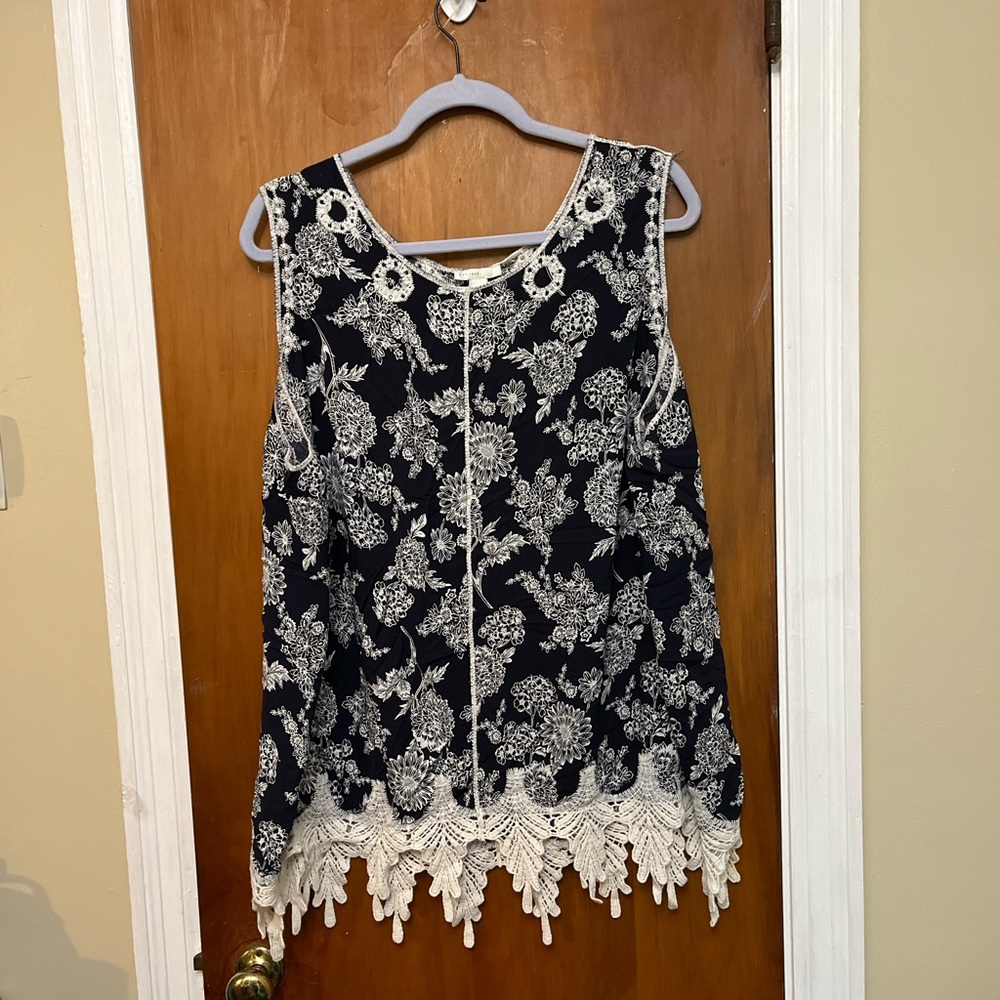 Floral Lace Trim Sleeveless Top - Black and White. 22/24 - Picture 4 of 5